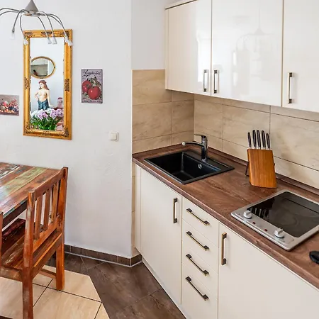 Backstein Mit Kostenfreien Parkplaetzen Und 8 E - Ladestationen *
