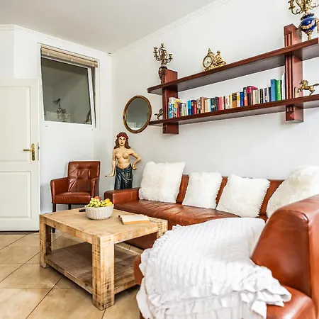 Backstein Mit Kostenfreien Parkplaetzen Und 8 E - Ladestationen *