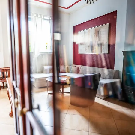 Appartement Backstein Mit Zentraler Lage Im Gruenen Kostenfreien Parkplaetzen Und 8 E - Ladestationen *