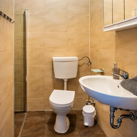 Backstein Mit Kostenfreien Parkplaetzen Und 8 E - Ladestationen 公寓 *