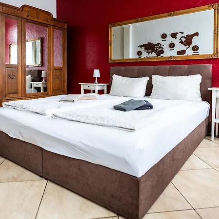 Backstein Mit Zentraler Lage Im Gruenen Kostenfreien Parkplaetzen Und 8 E - Ladestationen *