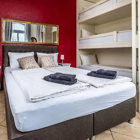 Backstein Mit Kostenfreien Parkplaetzen Und 8 E - Ladestationen 什未林