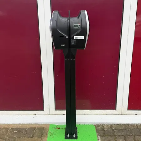 Backstein Mit Kostenfreien Parkplaetzen Und 8 E - Ladestationen 公寓 *