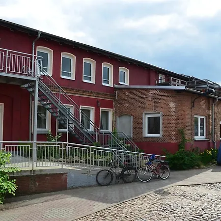 Backstein Mit Zentraler Lage Im Gruenen Kostenfreien Parkplaetzen Und 8 E - Ladestationen Appartement Schwerin (Mecklenburg-Vorpommern)